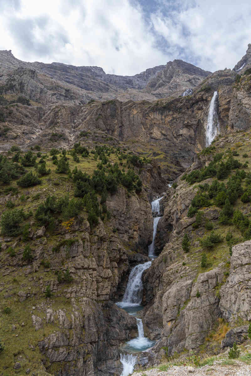 Huesca - parque nacional de Ordesa y Monte Perdido - valle de Pineta 08 - cascadas del Cinca.jpg